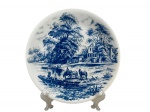 PORCELANA RENNER MEDAILLON, um (1) prato decorativo confeccionado em porcelana na tonalidade branca, decorado por cena campestre com figuras na tonalidade azul, medindo 25cm de diâmetro.