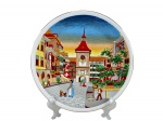PORCELANA SCHMIDT, COLEÇÃO EUROPA ANTIGA, um (1) prato decorativo confeccionado em porcelana na tonalidade branca, com pintura da cidade de Berna, na Suíça, especificamente a sua famosa torre do relógio medieval, o Zytglogge em policromia, medindo 25cm de diâmetro.