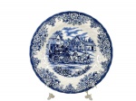 Barratts (Tradicional cerâmica inglesa produzida na cidade de Burslem, Staffordshire, famosa por seus aparelhos de jantar e peças decorativas no século XX), um (1) prato decorativo confeccionado em faiança inglesa na tonalidade branca, com pintura de cena de carruagem e elementos florais na tonalidade azul, medindo 27cm de diâmetro. Sinais de craquele.