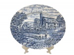Wood & Sons (Woods Ivory Ware é uma linha de louça inglesa da manufatura Wood & Sons, de Burslem, Stoke-on-Trent. A empresa atuou desde o século XIX, e a denominação Ivory Ware foi introduzida por volta de 1930), uma (1) travessa decorativa confeccionada em faiança inglesa na tonalidade branca, com cena de carruagem na tonalidade azul, medindo 30x25cm.