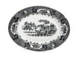 SACAVÉM (A Fábrica de Loiça de Sacavém, fundada em 1856 nos arredores de Lisboa, foi uma das mais importantes cerâmicas portuguesas), uma (1) travessa decorativa confeccionada em faiança portuguesa na tonalidade branca, decorada por paisagens, elementos florais e pontilhados em monocromia na tonalidade preta, medindo 33x25cm. Sinais de craquele.