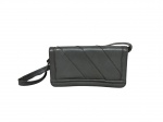 <B>ACESSÓRIO FEMININO</b>, uma (1) bolsa clutch confeccionada em couro na tonalidade cinza, parte frontal com faixas torcidas, 4 divisórias internas, ferragens em metal dourado com sinais de oxidação e leves falhas no couro, medindo 15x27cm.