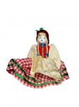 COLECIONISMO, uma (1) boneca de coleção confeccionada em biscuit com corpo em tecido quadriculado nas tonalidades vermelha e branca e inscrição BLUMENAU, apresenta marcas do tempo, medindo 22cm de altura.