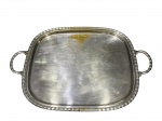 METAL INGLÊS, uma (1) bandeja retangular confeccionada em metal inglês espessurado a prata com borda cinzelada em caneluras, apresentando falhas na prateação, medindo 63x43cm.