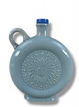 PORCELANA, uma (1) licoreira confeccionada em porcelana vitrificada na tonalidade verde da manufatura CERAMARTE, decorado por mandala floral em relevo, tampa em plástico com cortiça, medindo 19,5x16cm.