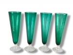 VIDROS, quatro (4) tulipas para chopp confeccionadas em vidro na tonalidade verde, bojo cônico, haste cilíndrica e translucida, apoiada sobre base circular, medindo 23x7cm.