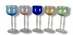 VIDROS, cinco (5) taças para vinho confeccionados em vidro de tonalidades distintas, haste balaustre translucida apoiada sobre base circular, medindo 19x7cm.