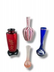 FAIANÇAS e VIDROS, lote com quatro (4) vasos de modelos, tamanhos e materiais distintos, sendo: A) 1 solifleur confeccionado em vidro na tonalidade rosa, medindo 13cm, B) 1 solifleur confeccionado em vidro na tonalidade azul cobalto com folhagens em monocromia e filete em ouro, medindo 20cm, C) 1 em faiança com pintura avermelhada e caracteres dourados, medindo 19cm e C) 1 em faiança vitrificada com faixas na tonalidade rosa e preta, bicado na borda, medindo 18,5cm.