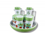 PORCELANAS, galheteiro com cinco (5) peças confeccionadas em porcelana na tonalidade branca, esmaltagem na cor verde, decorado por frutos, flores e folhagens em policromia, sendo: A) 2 galhetas, medindo 11cm, B) 1 saleiro e 1 pimenteiro, medindo 7cm e C) 1 bandeja redonda, medindo 16cm.