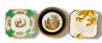 PORCELANA e FAIANÇAS, lote com três (3) pratos decorativos de modelos, tamanhos e decorações distintas, sendo 2 em faiança e 1 em porcelana (bicado na borda), os de faiança possuem sinais de craquele e marcas do tempo, medindo 14,5x14,5cm e 16cm.