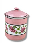 PORCELANA, uma (1) biscoiteira confeccionada em porcelana na tonalidade branca com decoração de flores e folhagens em policromia e espessas faixas na tonalidade rosa, filetes escuros, medindo 15x12,5cm. Ínfimo bicado na parte interna da tampa. Assinado F BRANCO.