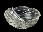 CRISTAL, uma (1) fruteira confeccionada em cristal translucido com lapidação de gomos torcidos com faixas em tom fosco, medindo 11x27cm.