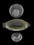 VIDROS, lote com três (3) peças confeccionadas em vidro translucido, sendo: A) 1 prato para bolo com moldagem de flores e folhagens, medindo 31,5cm, B) 1 travessa funda para peixes, medindo 45,5x21,5cm e C) 1 bowl, medindo 5,5x12,5cm.