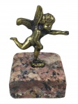 ESCULTURA, uma (1) pequena escultura confeccionada em bronze representando querubim, apoiada sobre base quadrangular em mármore, possivelmente italiano, porém, com pequenos bicados na lateral, medindo 8cm de altura.