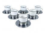 PORCELANA VERACRUZ, lote com seis (6) xícaras para café com seus respectivos pires confeccionados em metal prateado decorados por folhagens em relevo, bordas filetadas a prata, medindo 5,5x6,5x5cm.