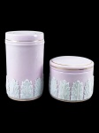 Porbras (década de 1960/1970), dois (2) potes para toalette confeccionados em porcelana na tonalidade rosa, decorada por guirlanda de folhagens em relevo na tonalidade branca e filetes em ouro, maior medindo 17.5x10cm e 10x12,5cm.