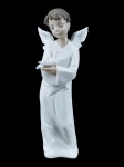LLADRÓ (Valência, Espanha, desde 1953), uma (1) escultura confeccionada em porcelana espanhola na tonalidade branca representando figura angelical, medindo 24cm de altura, apresenta colados e bicados, vide foto.
