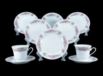 PORCELANAS, lote com oito (8) peças confeccionadas em porcelana na tonalidade branca com pintura de flores e folhagens em policromia e borda com filete amarelo, sendo: A) 2 xícaras para chá com seus respectivos pires, medindo 8x11,5x9cm e B) 6 pratos para sobremesa, medindo 18cm de diâmetro.