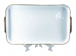 PORCELANA, uma (1) bandeja retangular confeccionada em porcelana na tonalidade branca com borda e alças filetadas em ouro, medindo 35,5x21cm.