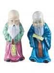 ESCULTURAS ORIENTAIS, duas (2) esculturas confecccionadas em porcelana na tonalidade branca representando sábios chineses de modelos e decorações distintas com pintura em policromia, medindo 21cm e 21,5cm de altura.