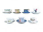 PORCELANAS e FAIANÇAS, lote com sete (7) xícaras de coleção para café com seus respectivos pires de modelos, tamanhos, decorações e materiais distintos, 1 bicada e 2 com fio de cabelo, maior medindo 5,5x7x5cm e menor 4,5x6x4,5cm.