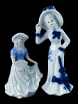 ESCULTURAS, lote com duas (2) esculturas confeccionadas em porcelana na tonalidade branca representando damas antigas, sendo 1 com vestes em policromia e 1 com realces na tonalidade azul, medindo 11,5cm e 16cm.