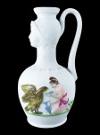 BISCUIT, uma (1) jarra confeccionada em biscuit na cor branca, bojo decorado com pintura representando pássaro e personagem, gargalo ornamentado com efígie masculina em alto relevo, alça curva e vazada, medindo 17,5cm de altura.