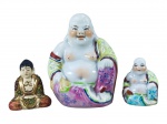 ESCULTURAS, lote com três (3) esculturas representando Buda de modelos, tamanhos e decorações distintas, sendo 2 em porcelana e 1 em faiança Satzuma, maior medindo 11cm e menor 5cm.