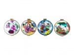 PORCELANAS, quatro (4) caixinhas porta joias confeccionadas em porcelana na tonalidade branca com decoração oriental de modelos distintos em rica policromia, guarnição em metal dourado com cinzel de perolados, medindo 3x6,5cm.