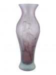 VIDRO, um (1) vaso art noveau confeccionado em vidro fosco na tonalidade lilás, moldado por elementos florais e vegetalistas em relevo, medindo 21cm de altura.