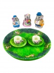 MINIATURAS, lote com seis (6) peças em miniatura confeccionadas em resina de modelos e tamanhos distintos, sendo: 3 elefantes, maior medindo 5cm e menor 4cm, 2 xícaras com seus respectivos pires, medindo 1,5x2,5x2cm e 1 bandeja circular, medindo 13cm.