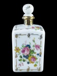 PORCELANA, um (1) perfumeiro confeccionado em porcelana na tonalidade branca, decorada por flores e folhagens em policromia, filetes e frisos em ouro, apresentando bicado na borda, medindo 17,5x8,5x8,5cm.