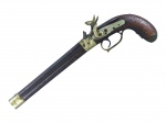 MILITARIA, uma (1) garrucha pederneira de 2 tiros confeccionada em ferro fundido, arremates em metal dourado, cabo em madeira entalhada por gomos, apresentando quebra, sinais de oxidação, PEÇA OBSOLETA, somente função decorativa, OBS: NÃO ENVIAMOS PELOS CORREIOS, medindo 36cm de comprimento. Vendida no estado da foto.