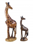 ESCULTURAS, duas (2) esculturas representando girafas confeccionadas em madeira entalhada a mão, medindo 31cm e 20,5cm.