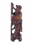 ESCULTURA ORIENTAL, uma (1) escultura confeccionada em madeira entalhada a mão representando sábio chinês com ornados vazados, possui ausência de 1 olho, medindo 15,5cm de altura.