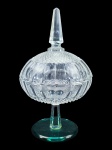 CRISTAL, uma (1) bomboniere confeccionada em cristal translucido com lapidação em bico de jaca e caneluras, haste facetada apoiada sobre base circular na tonalidade verde, medindo 27x15cm.