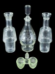 VIDROS, lote com quatro (4) peças confeccionadas em vidro translucido, sendo: A) 3 licoreiras (2 sem tampa) de modelos distintos, maior medindo 16,5cm e menor 14cm, sinais de fungo em 1 e B) 1 saleiro e pimenteiro individual com dois recipientes moldados em caneluras, medindo 5x6,5x4cm.
