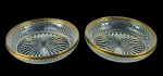 VIDROS, dois (2) pratos confeccionados em vidro translucido com moldagem em bico de jaca e fundo estrelado com borda filetada em ouro, medindo 17cm.