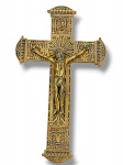 ARTE SACRA, um (1) crucifixo confeccionado em bronze dourado com rico cinzelado de elementos florais, vegetalistas e geométricos com borda em recortes, excelente estado de conservação, medindo 17,5x10cm.