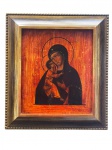 ARTE SACRA, um (1) ícone bizantino representando Nossa Senhora com o Menino Jesus, em tons alaranjados, dourados e escuros, com halos e composição tradicional sacra, moldura em madeira com patina dourada e borda em perolados, medindo 42,5x37,5cm.