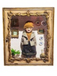 COLECIONISMO, uma (1) boneca em biscuit, vestida com roupas em tecido, acompanhada de peças decorativas em miniatura, incluindo pequenos quadros, pratos decorativos, planta artificial e mobiliário/objetos de ambientação. Conjunto acondicionado em caixa de madeira com pátina creme e ornamentos em relevo e douração, frente e laterais em vidro, medindo 57,5x50x17,5cm.