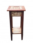 MOBILIARIO, uma (1) mesa auxiliar rústica confeccionada em madeira com vestígios de patina branca e estágio inferior, medindo 78,5x35,5x37cm.