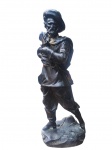 ESCULTURA, uma (1) escultura confeccionada em petit bronze representando o líder militar Giuseppe Garibaldi. guerrilheiro italiano conhecido como o "Herói de Dois Mundos". Ele desempenhou um papel fundamental na unificação da Itália e ganhou notoriedade internacional ao lutar na Revolução Farroupilha no Brasil e na Guerra Civil Uruguaia antes de retornar à Europa, apresentando quebra no braço, colado no pescoço, vendido no estado da foto, medindo 51,5cm de altura.
