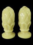 DIVERSOS, par (2) de pinhas decorativas confeccionadas em resina, 1 apresenta bicado na borda, medindo 14,5cm de altura.