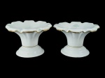 J.F. Lenz de Zell, par (2) de floreiras confeccionadas em porcelana alemã na tonalidade branca, borda decorada em babados e base circular escalonada, borda filetada a ouro com falhas na douração, medindo 10x14,5cm. Apresenta bicado na base.