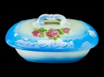 FAIANÇA, uma (1) saboneteira confeccionada em faiança vitrificada com esmaltagem na tonalidade azul, decorado por rosáceas e folhagens em policromia, tampa apresenta restauro e falhas na pintura, medindo 7x15x12cm.