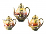 PORCELANA ORIENTAL, três (3) peças, sendo: A) 1 bule para chá, medindo 20x20x7,5cm (pequeno bicado interno na tampa), B) 1 bule para café, medindo 15x15x6,5cm, fio de cabelo na tampa e C) 1 leiteira, medindo 14x14x6cm, confeccionados em fina porcelana na tonalidade branca, ricamente decorada por pássaros, moinho e elementos florais em policromia com realces em vasta douração.