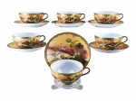 PORCELANA ORIENTAL, seis (6) xícaras para chá com seus respectivos pires confeccionados em fina porcelana na tonalidade branca, ricamente decorada por pássaros, moinho e elementos florais em policromia com realces em vasta douração, medindo 5x11x9,5cm.