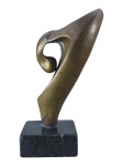 Graça Baião (é uma renomada artista plástica brasileira conhecida por suas expressivas esculturas em bronze), uma (1) escultura confeccionada em bronze representando figura estilizada, apoiada sobre base em mármore preto com pequenos bicados, medindo 19,5cm de altura.