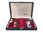 METAL INOX, seis (6) colheres, sendo 3 para chá e 3 para café, confeccionadas em aço inox com cabo torcido finalizado em pedras brasileiras distintas, acondicionada em estojo original com marcas do tempo e forração interna em tecido aveludado na tonalidade vermelha.